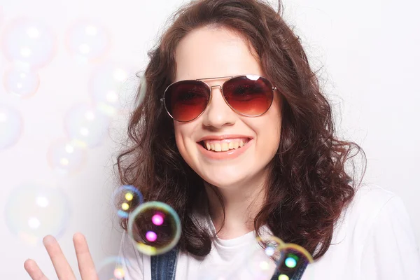 Mujer joven sorprendida usando gafas de sol . — Foto de Stock