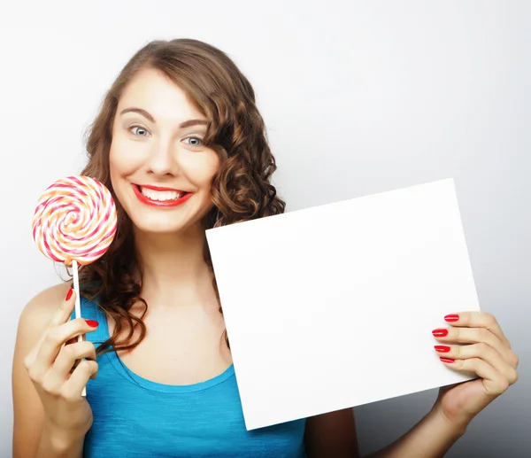 Kvinna med tomt kort och lollipop. — Stockfoto