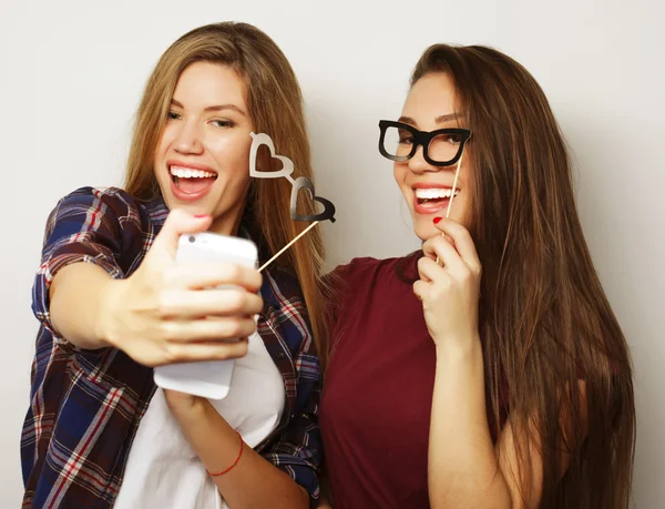 Two teenage girls friends in hipster outfit make selfie — Stock Photo, Image