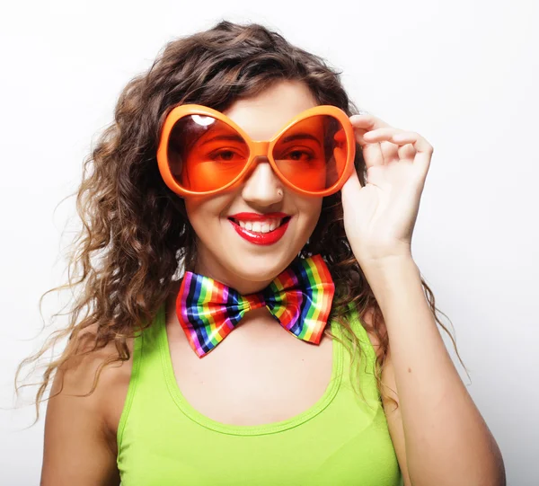 Joven juguetona con gafas de fiesta . — Foto de Stock