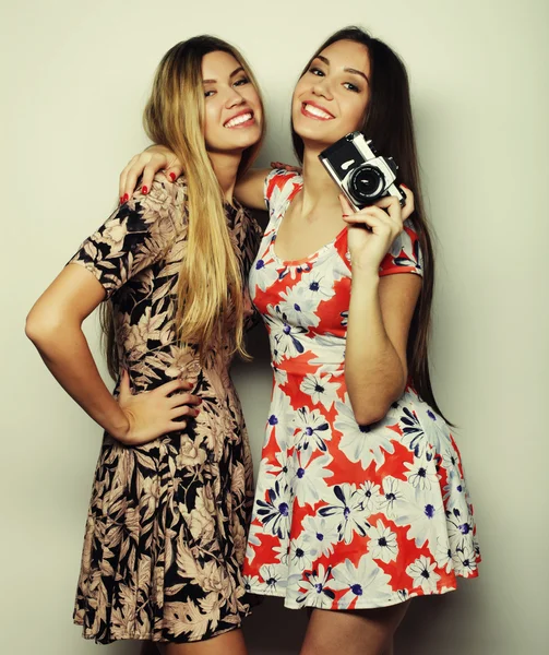 Chicas felices amigos tomando algunas fotos, con cámara —  Fotos de Stock