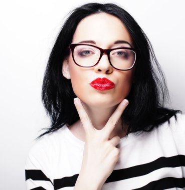 Güzel, genç, şaşkın kadın.