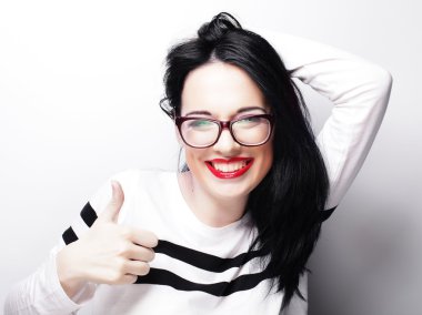 Genç esmer kız gülümseyen şirin