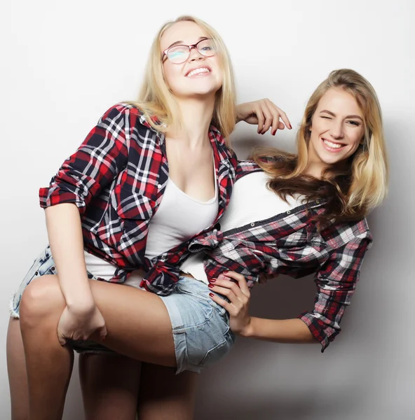 Two young girl friends standing together and having fun. — Stock Photo, Image