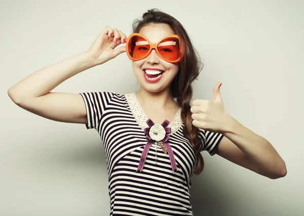 Mujer joven con grandes gafas de fiesta —  Fotos de Stock