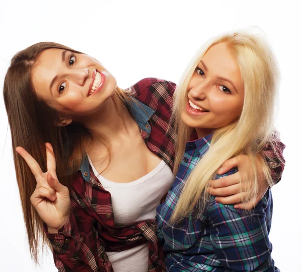 Two young girl friends standing together and having fun — Stock Photo, Image