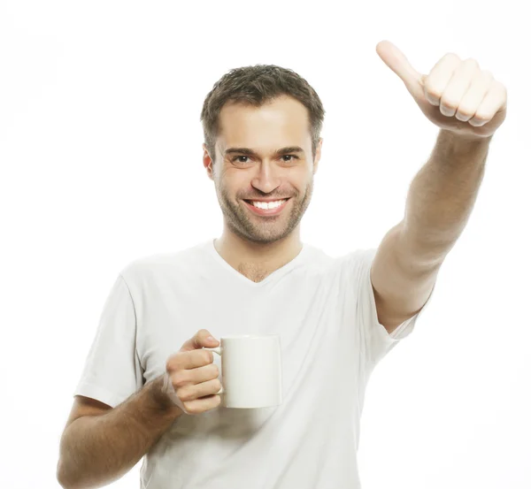 Чоловік тримає білу чашку з кавою — стокове фото