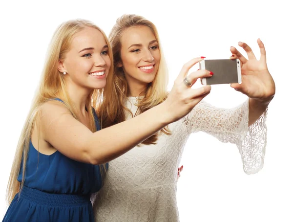 Hübsches Mädel macht Selfie. — Stockfoto