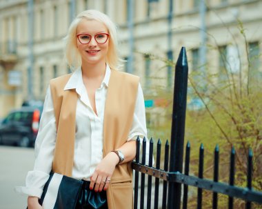 Şehrin sokak üzerinde güzel moda kadın.