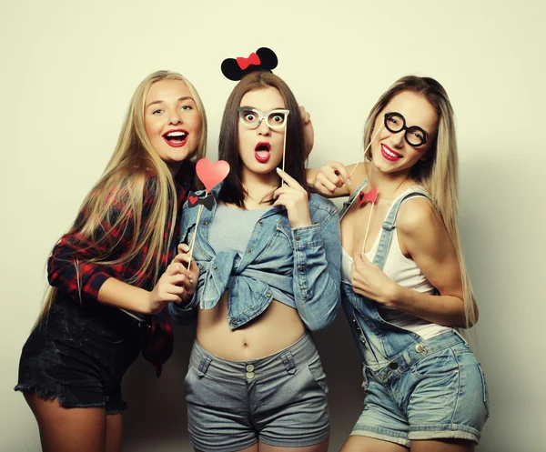 Stijlvolle sexy hipster meisjes beste vrienden klaar voor feest. — Stockfoto