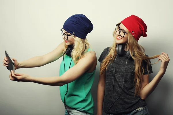 Twee hipster meisjes vrienden nemen selfie — Stockfoto