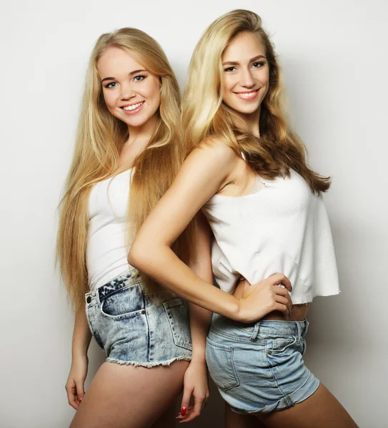 Two young girl friends standing together and having fun — Stock Photo, Image