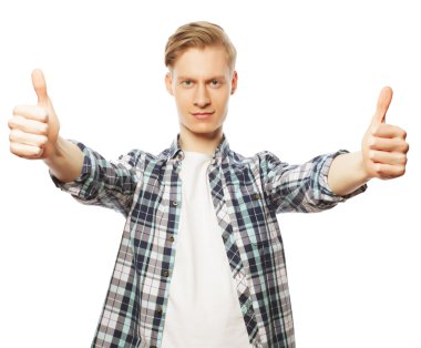 Mutlu yakışıklı adam baş parmağını kaldırıyor.