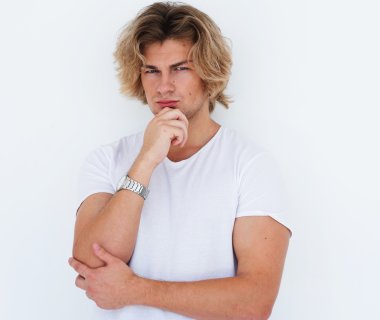 Yakışıklı bir gencin portresi.