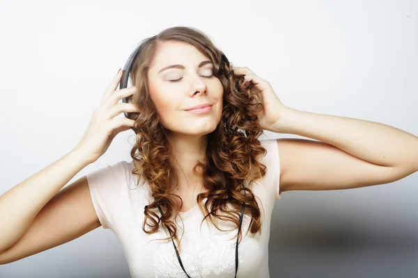ヘッドフォンで音楽を聴いている女性 — ストック写真