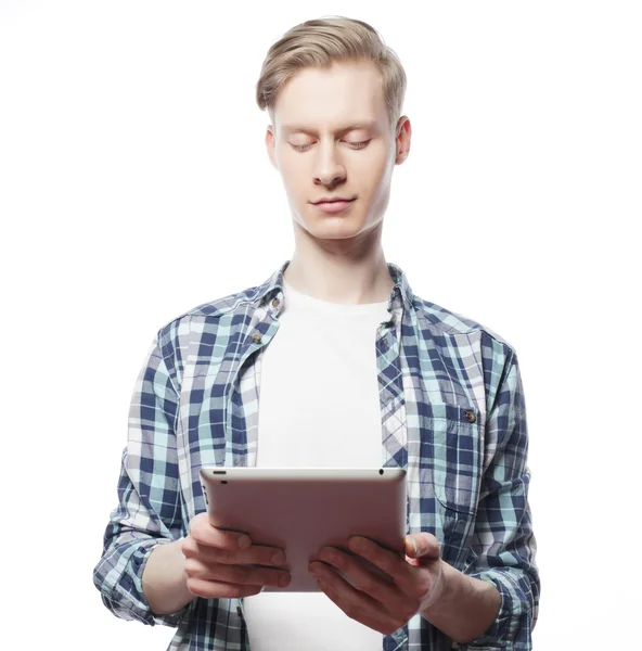 Gelukkig jongeman met behulp van digitale Tablet geïsoleerd — Stockfoto