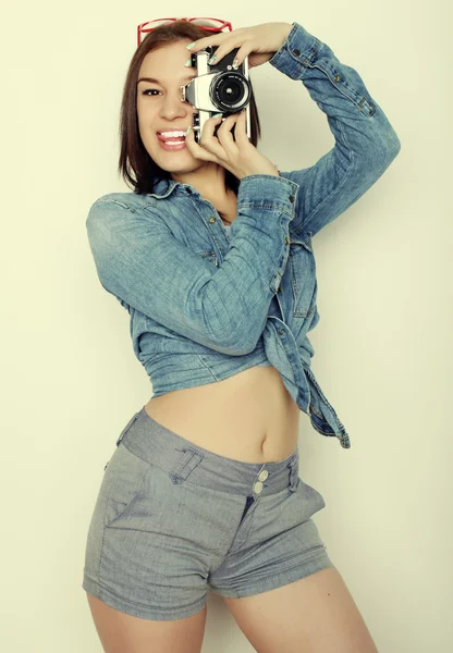 Young pretty woman holding camera — Stock Photo, Image