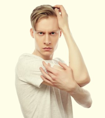 yaşam tarzı ve insanlar kavramı: Beyaz tişörtlü yakışıklı adam