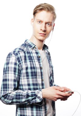 Genç adam müzik dinliyor.