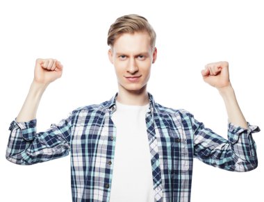 Mutlu yakışıklı adam baş parmağını kaldırıyor.