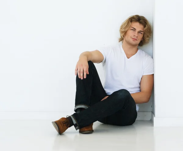 Retrato de un joven guapo — Foto de Stock