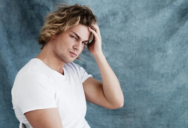 Retrato de moda de hombre joven — Foto de Stock