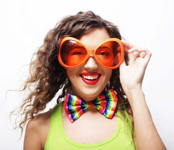 Παιχνιδιάρικο νεαρή γυναίκα με γυαλιά κόμμα. — Φωτογραφία Αρχείου