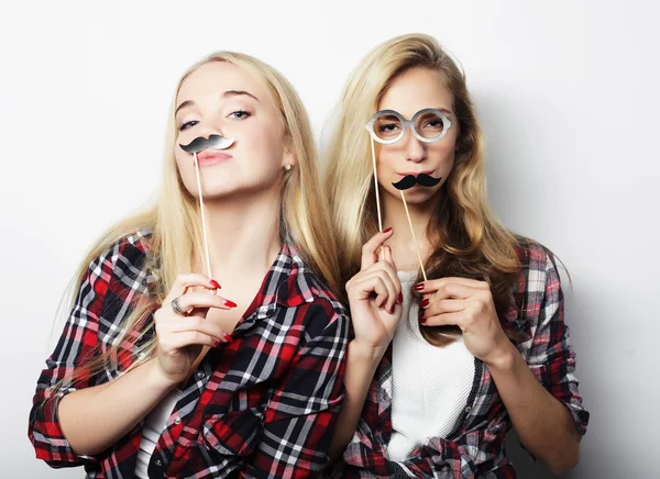 Dos chicas hipster sexy con estilo mejores amigos listos para la fiesta — Foto de Stock