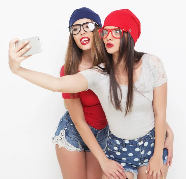 Dos amigas adolescentes en traje hipster hacen selfie —  Fotos de Stock