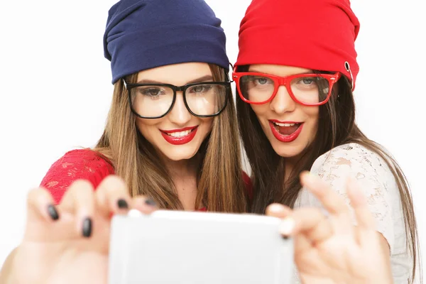 Due ragazze adolescenti amiche in abito hipster fanno selfie — Foto Stock