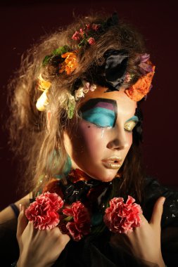 Parlak yaratıcı makyajlı genç kadın.