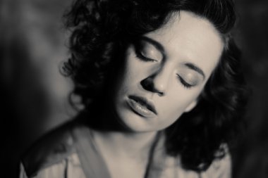 Kıvırcık saçlı genç kadın.