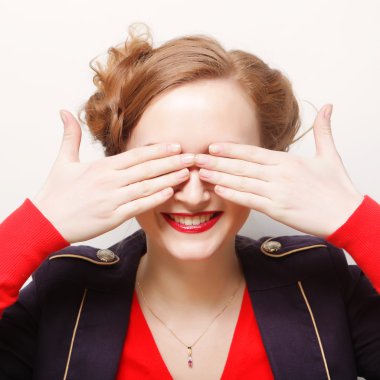 genç kadın elleriyle gözlerini kapsayan.