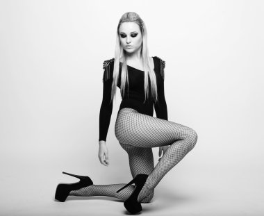 güzel kadın iç çamaşırı studio poz