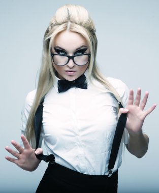 Gözlüklü genç güzel sarışın kadın