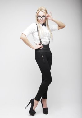 Gözlüklü genç güzel sarışın kadın