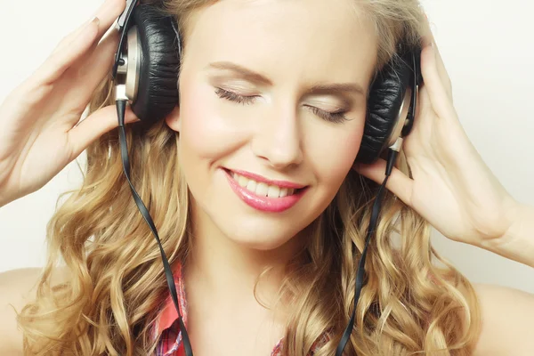 Mujer con auriculares escuchando música — Foto de Stock