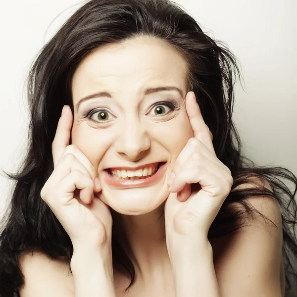 Mujer haciendo una cara divertida — Foto de Stock