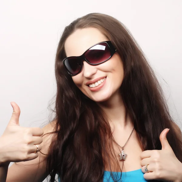 Mujer feliz mostrando pulgares hacia arriba — Foto de Stock