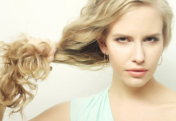 Junge Frau mit ihren langen lockigen, gesunden Haaren — Stockfoto