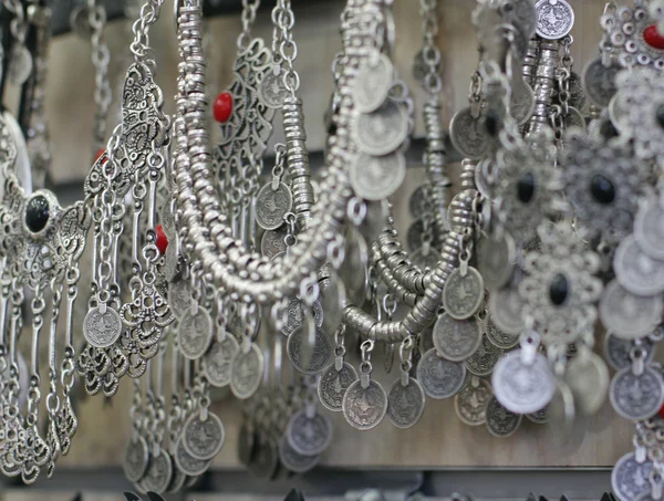 Ασημένια κοσμήματα στο κατάστημα — Φωτογραφία Αρχείου