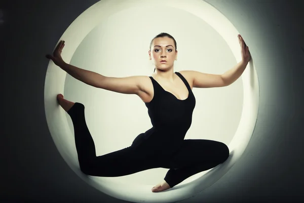 Woman posing in a circle — Stock Photo, Image