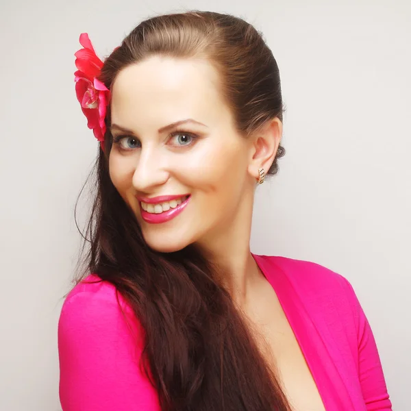 Brünette mit langen Haaren in rosa tragen glücklich lächelnd — Stockfoto