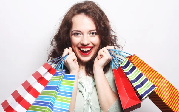 Mulher com sacos de compras coloridos — Fotografia de Stock