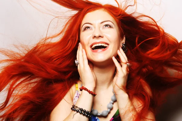 Mujer con el pelo rojo largo que fluye —  Fotos de Stock