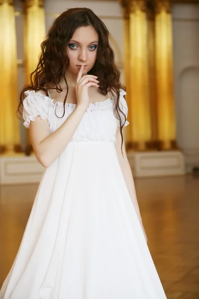 Retrato de uma bela jovem senhora vitoriana em vestido branco — Fotografia de Stock