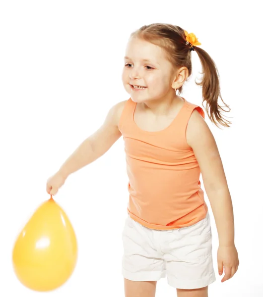 Kleines Mädchen mit einem orangefarbenen Luftballon — Stockfoto
