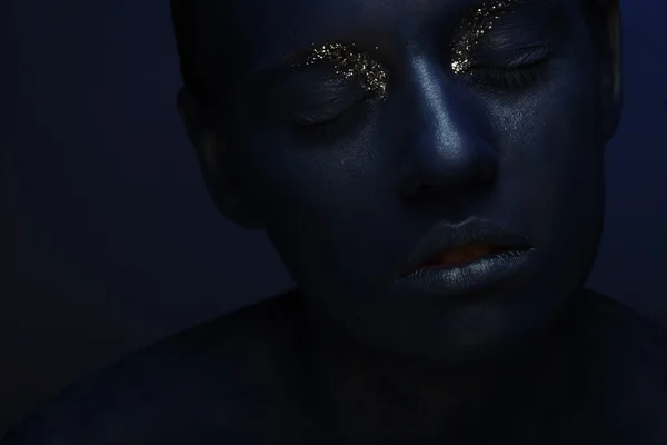 Mulher com rosto azul escuro — Fotografia de Stock