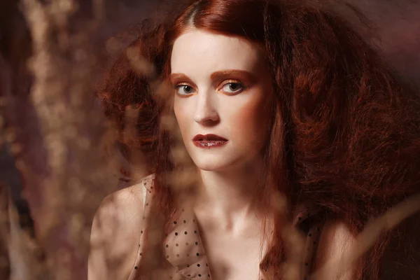 明るく創造的な redhair 女性をメイクアップします。 — ストック写真