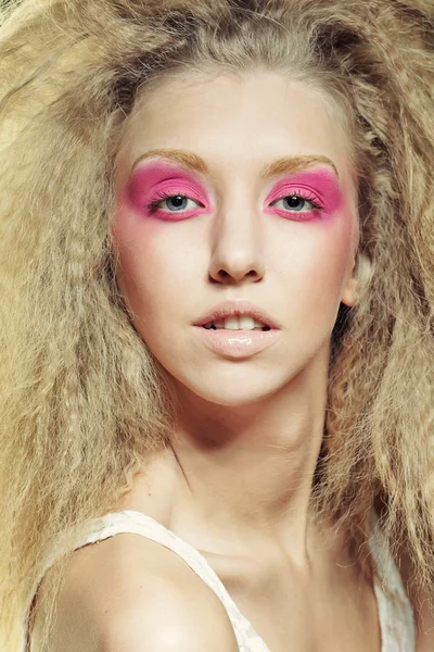 Blond met roze make-up — Stockfoto